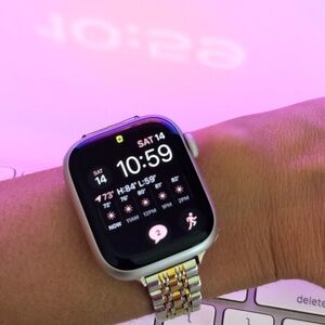 Apple Watch Series 7 (GPS, 41mm) Starlight Aluminum + 4 Bands